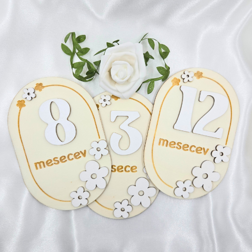 Lesene mesečne ploščice mejnikov z rožicami